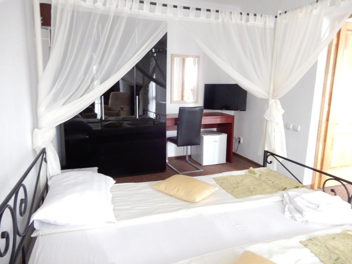 Rhc Royal Hotel Oradea Buitenkant foto