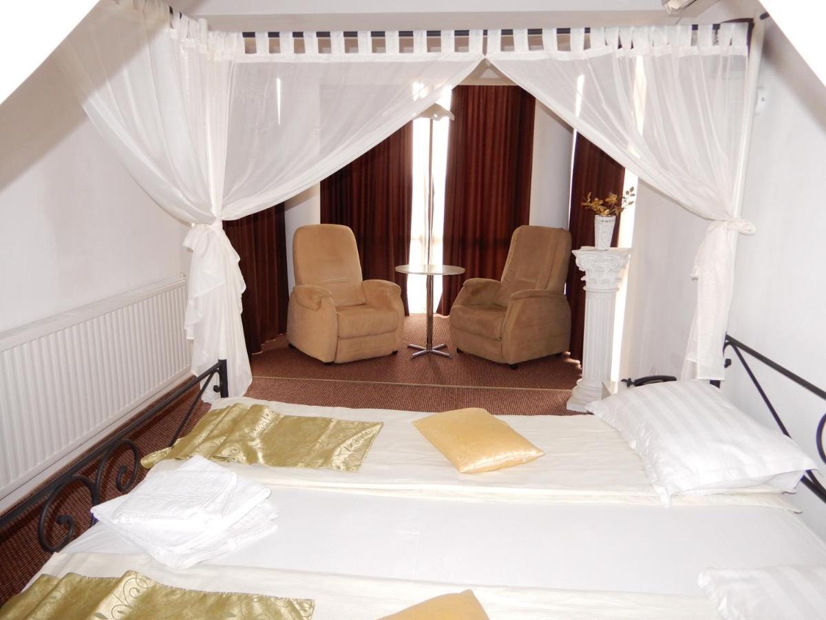 Rhc Royal Hotel Oradea Buitenkant foto