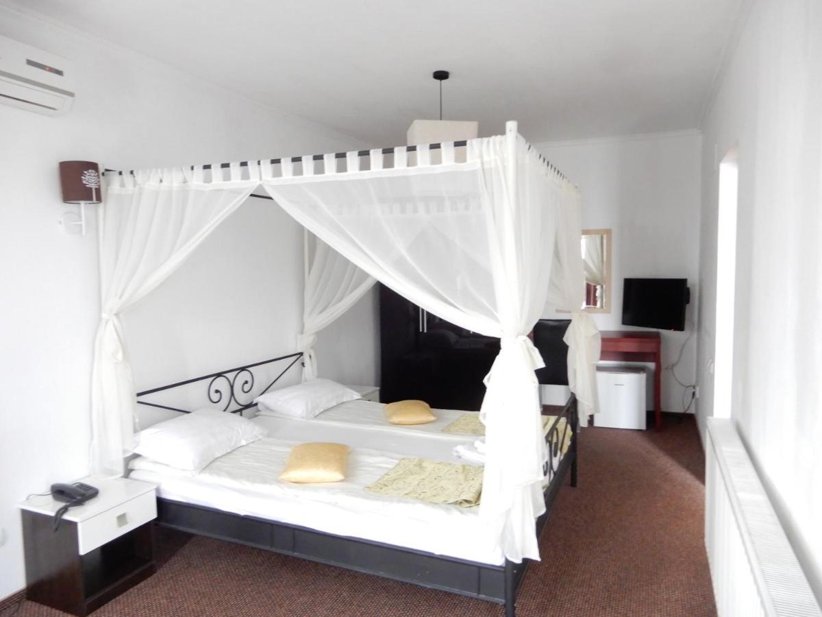 Rhc Royal Hotel Oradea Buitenkant foto