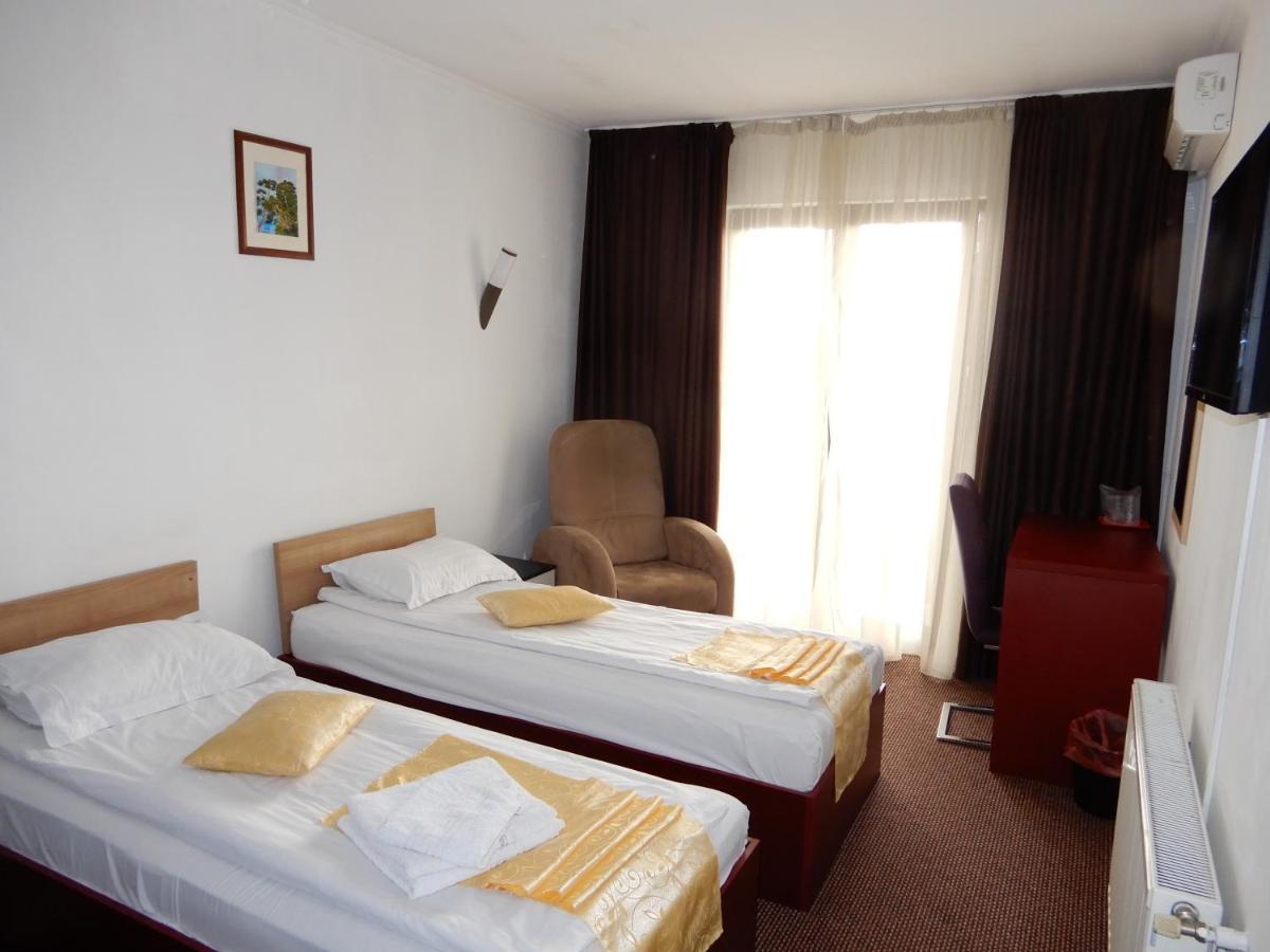 Rhc Royal Hotel Oradea Buitenkant foto