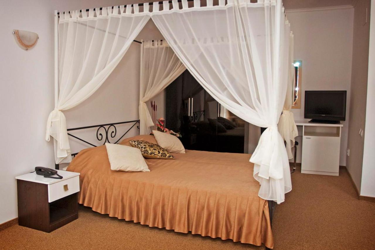 Rhc Royal Hotel Oradea Buitenkant foto