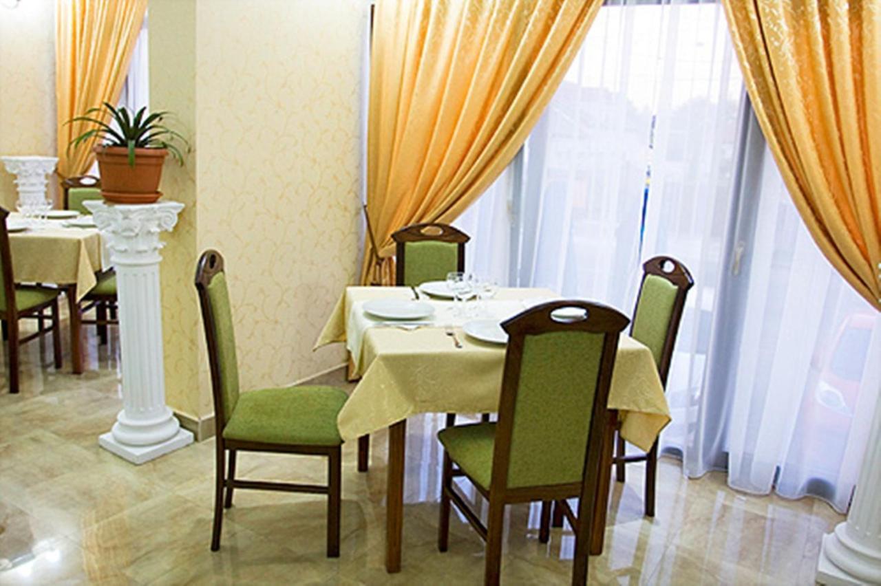 Rhc Royal Hotel Oradea Buitenkant foto