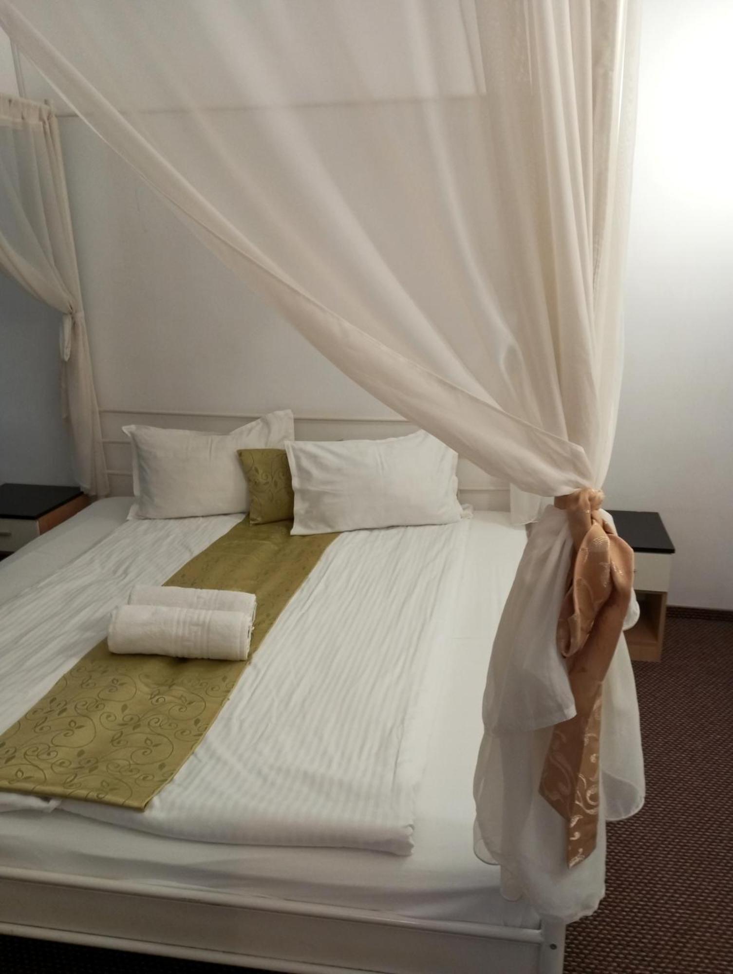 Rhc Royal Hotel Oradea Buitenkant foto