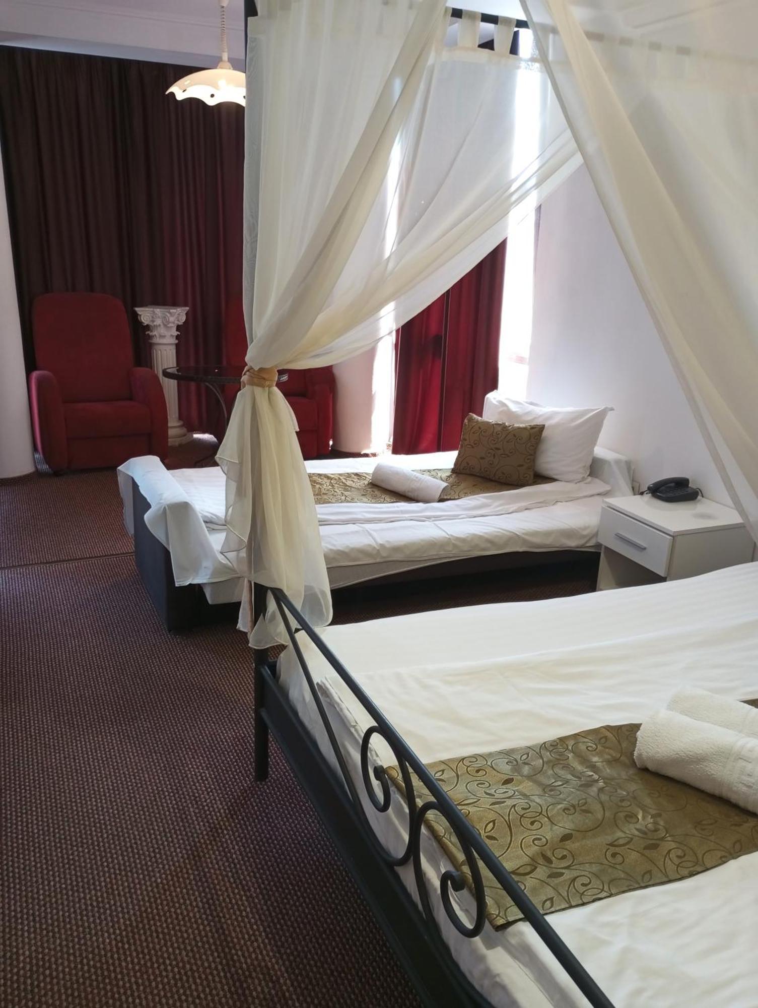 Rhc Royal Hotel Oradea Buitenkant foto