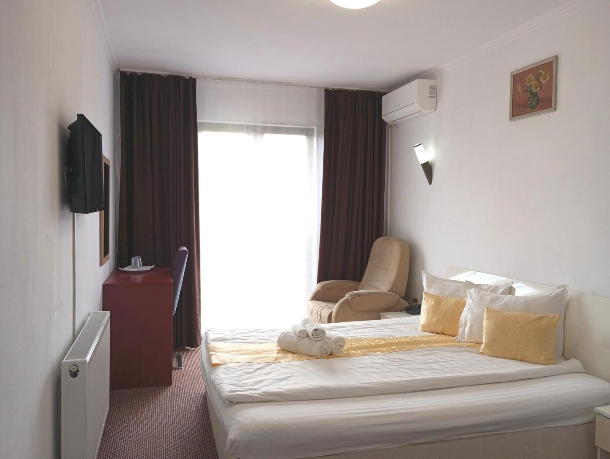 Rhc Royal Hotel Oradea Buitenkant foto