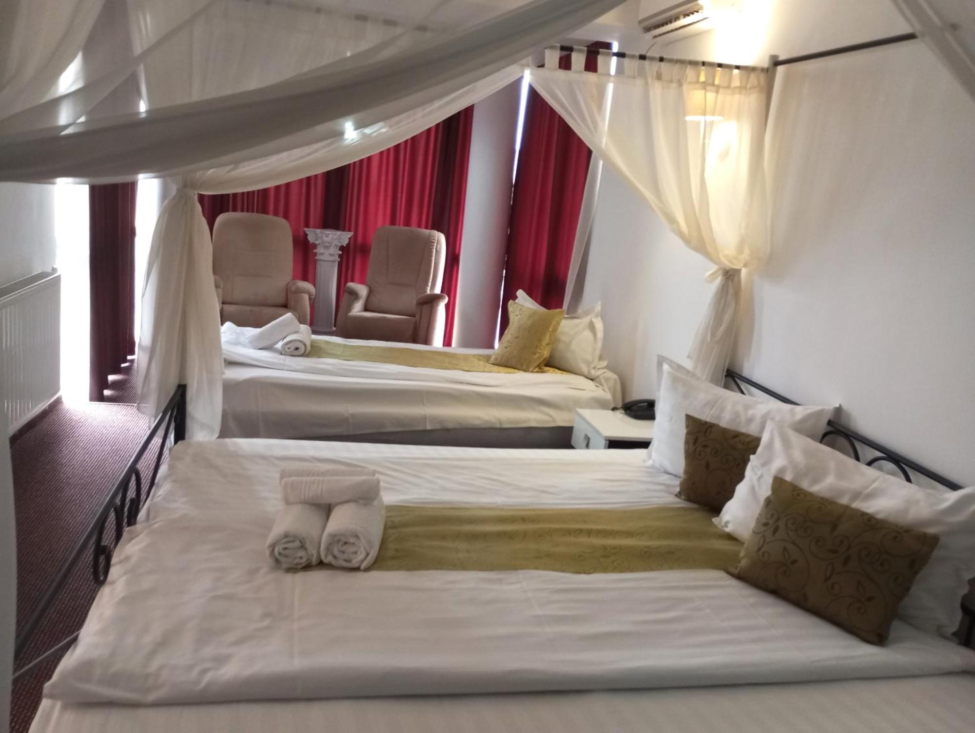 Rhc Royal Hotel Oradea Buitenkant foto