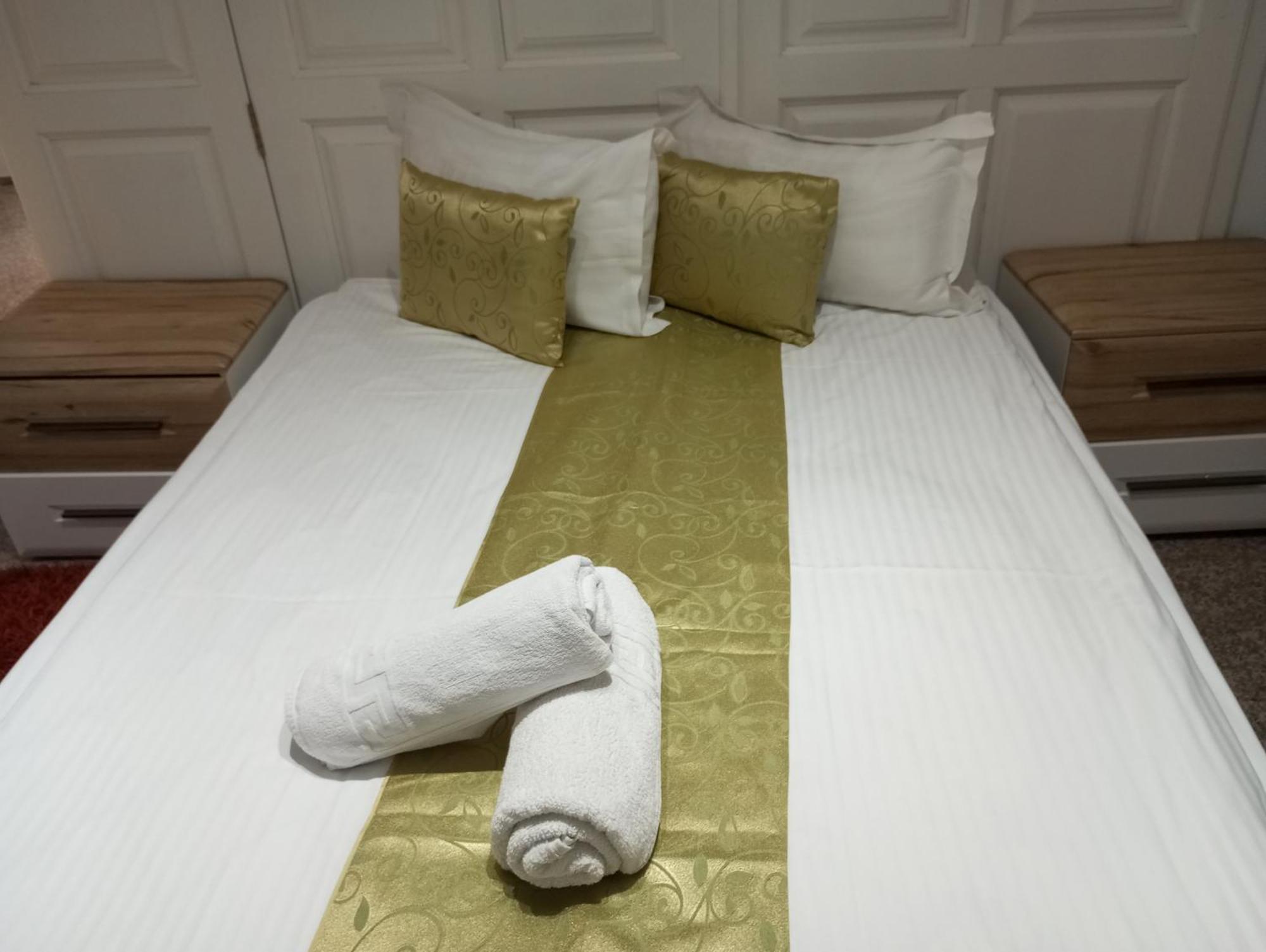 Rhc Royal Hotel Oradea Buitenkant foto