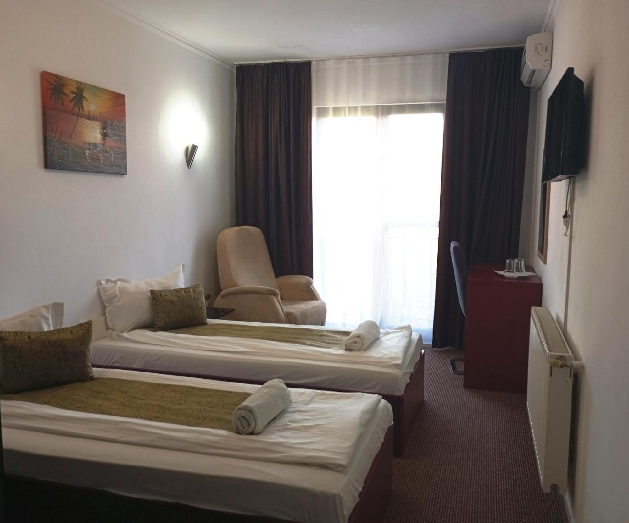 Rhc Royal Hotel Oradea Buitenkant foto