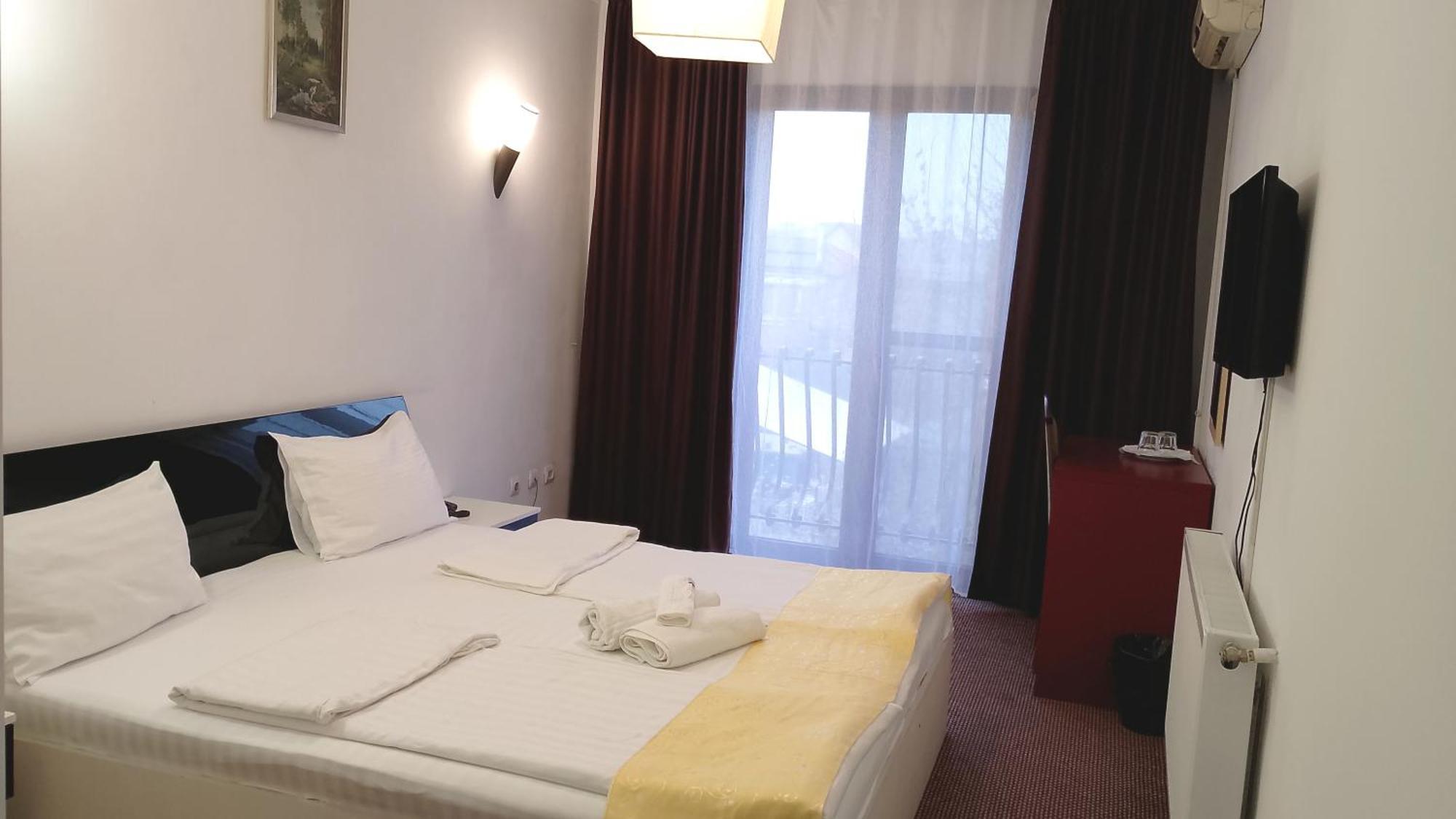 Rhc Royal Hotel Oradea Buitenkant foto
