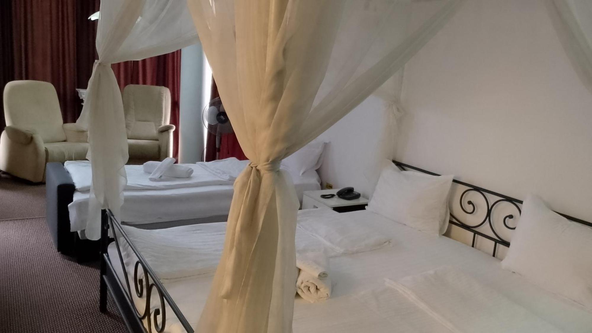 Rhc Royal Hotel Oradea Buitenkant foto
