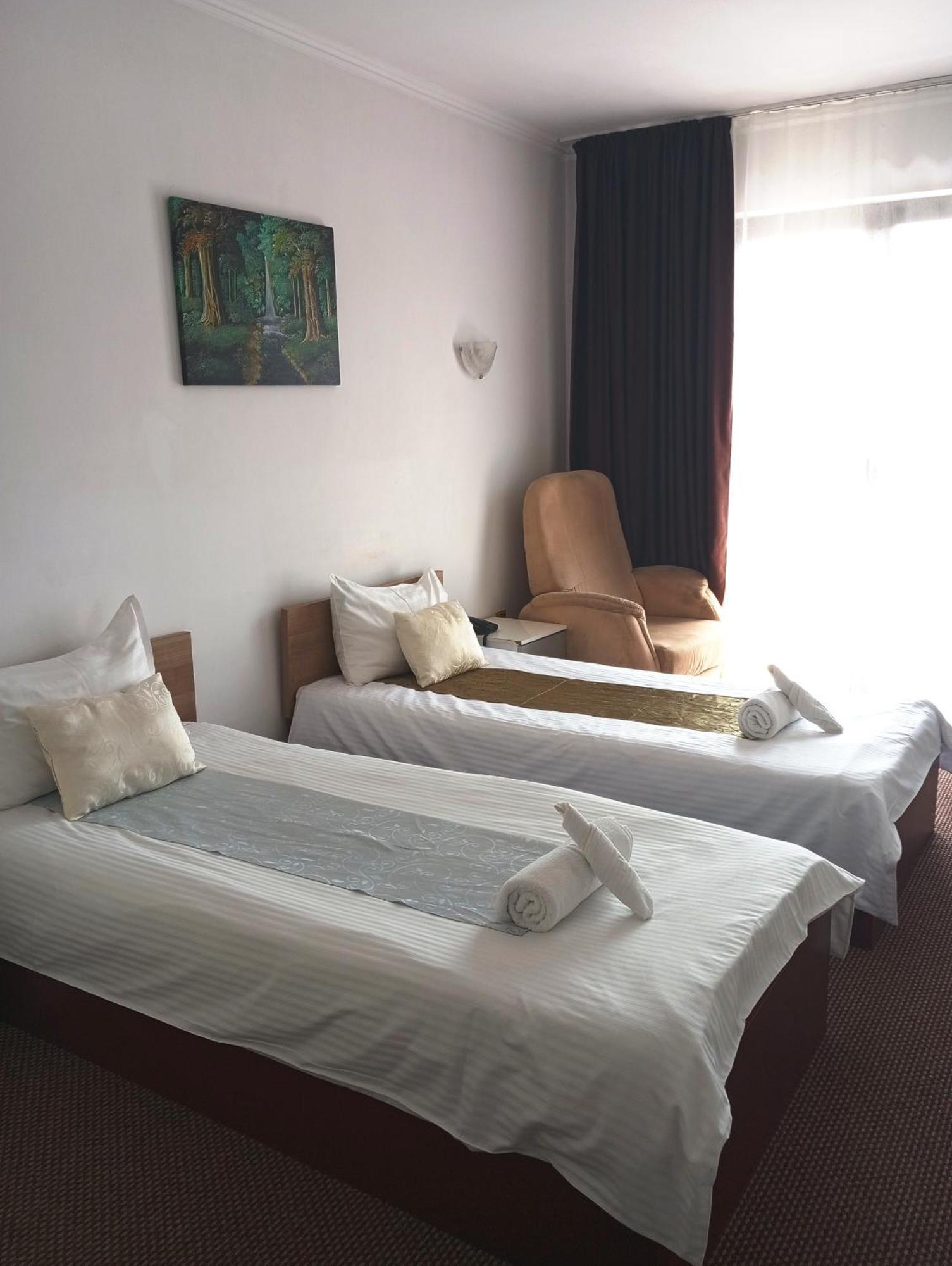 Rhc Royal Hotel Oradea Buitenkant foto