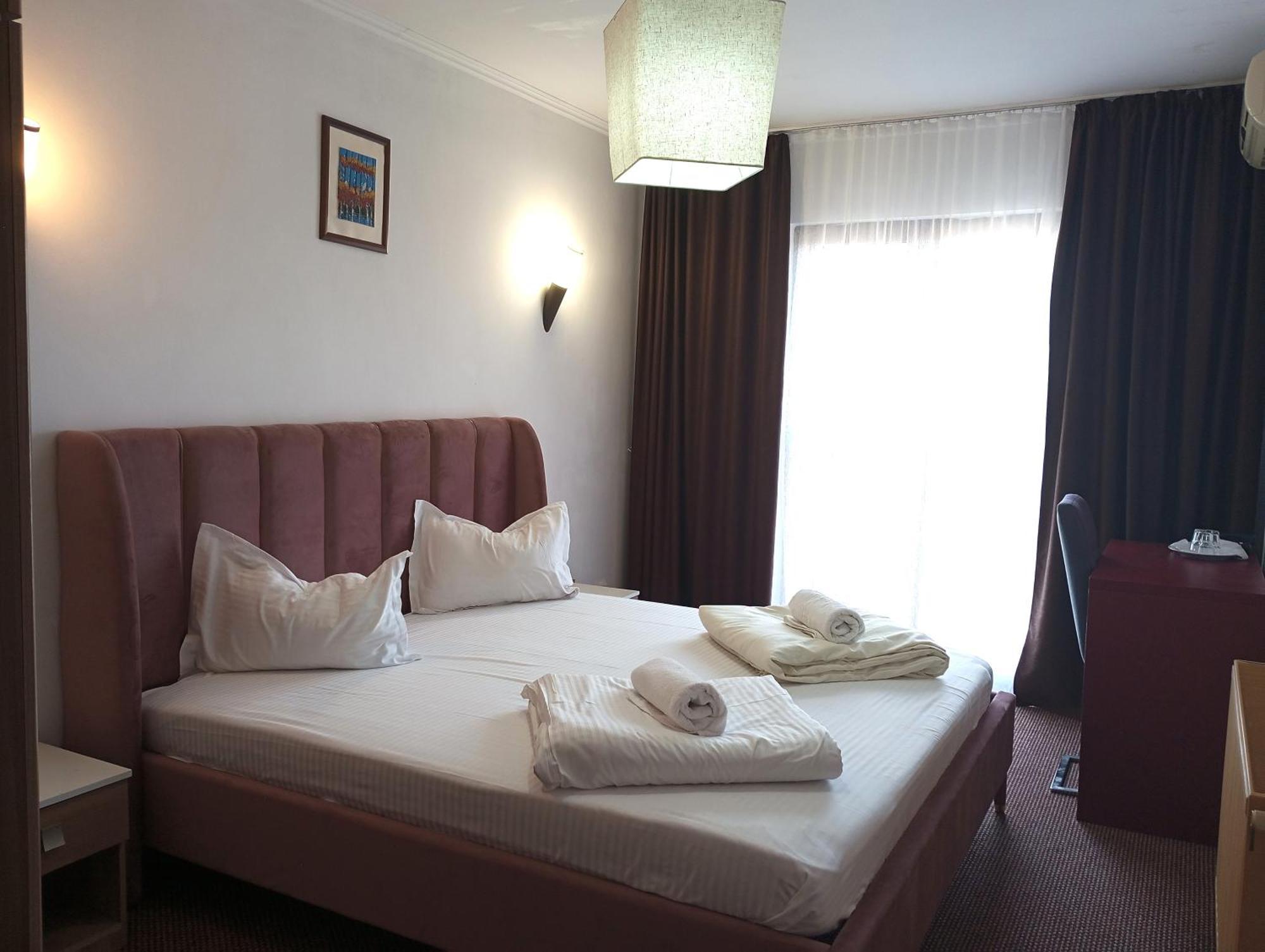 Rhc Royal Hotel Oradea Buitenkant foto