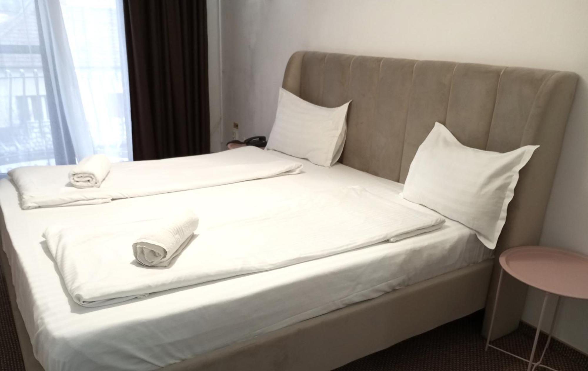 Rhc Royal Hotel Oradea Buitenkant foto