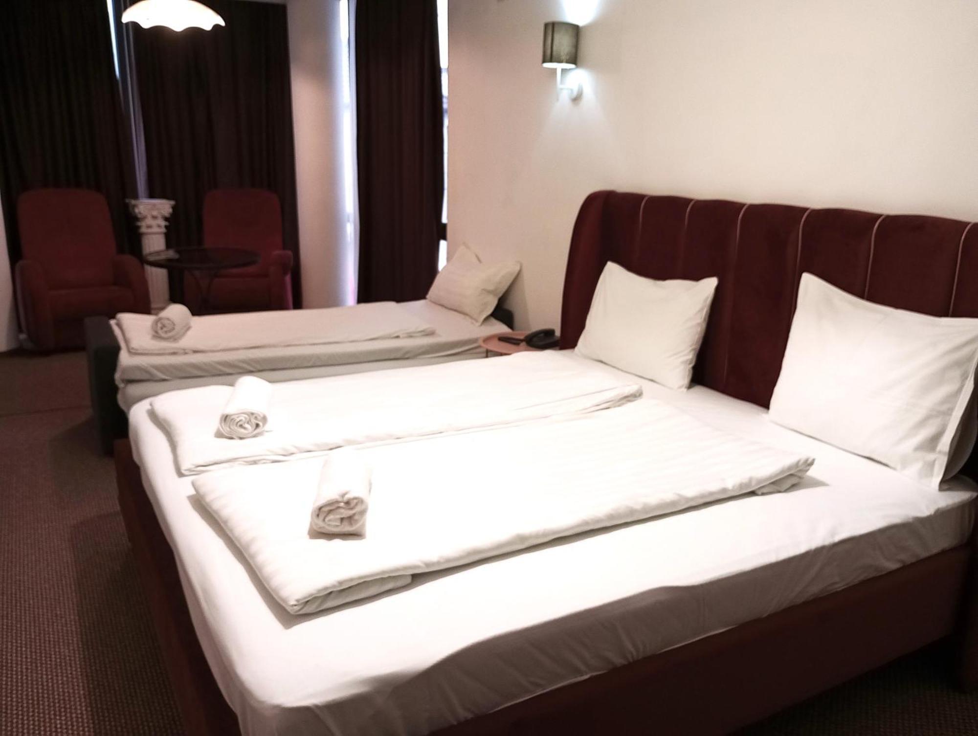 Rhc Royal Hotel Oradea Buitenkant foto