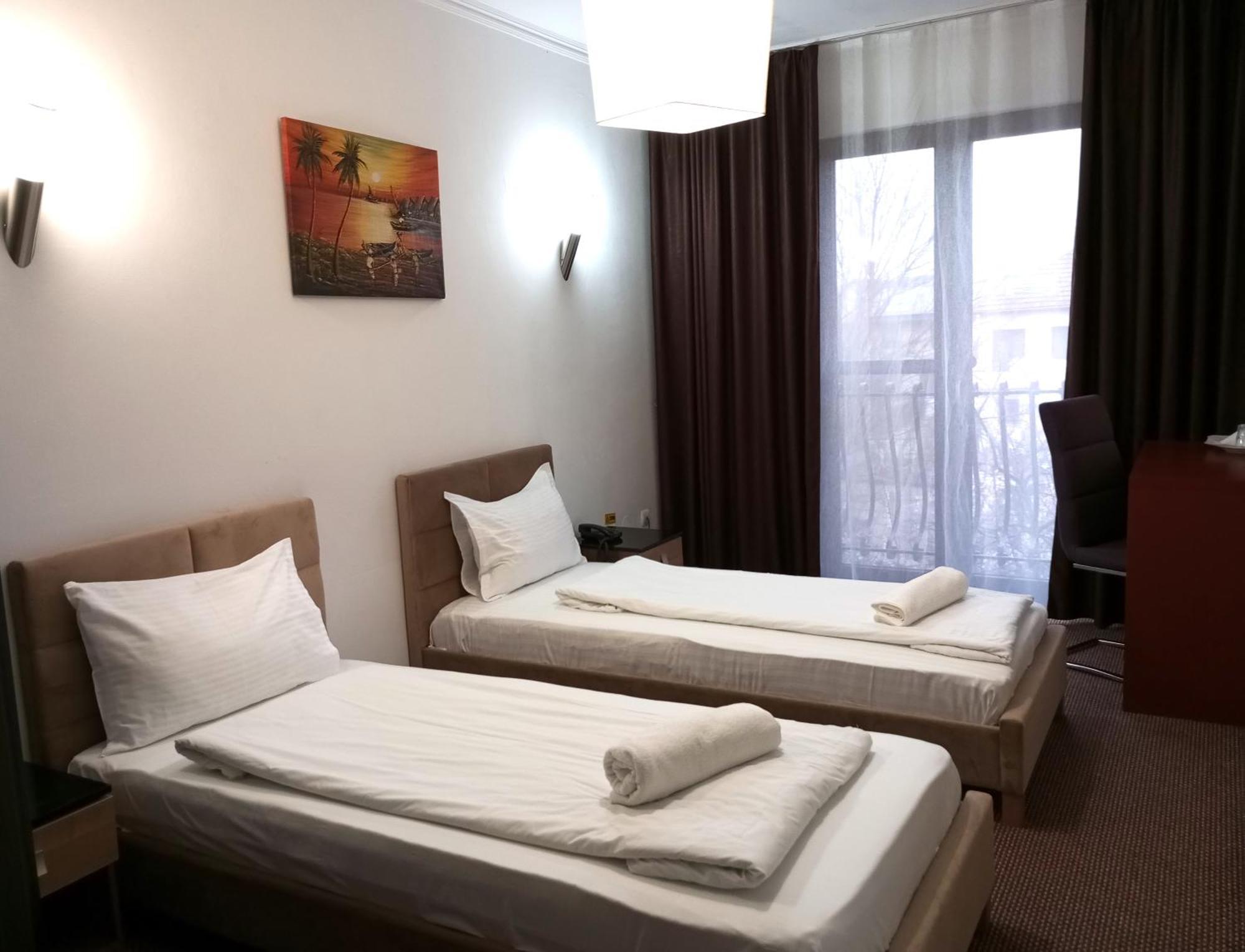 Rhc Royal Hotel Oradea Buitenkant foto