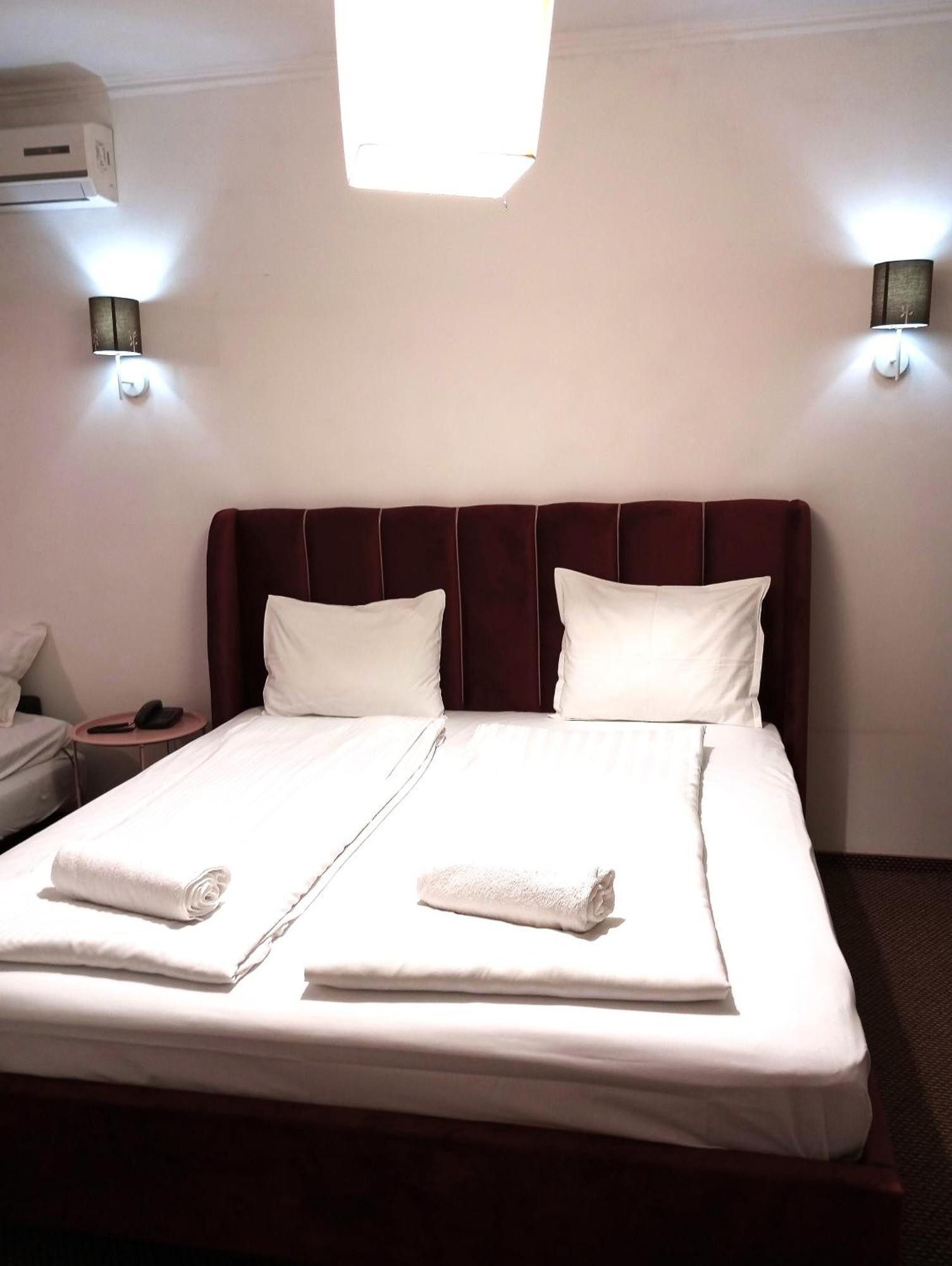 Rhc Royal Hotel Oradea Buitenkant foto