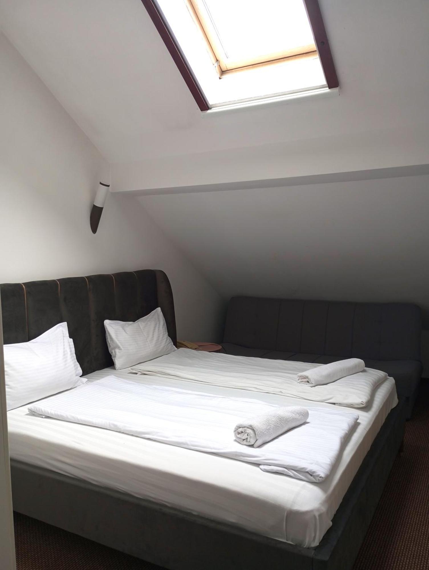 Rhc Royal Hotel Oradea Buitenkant foto