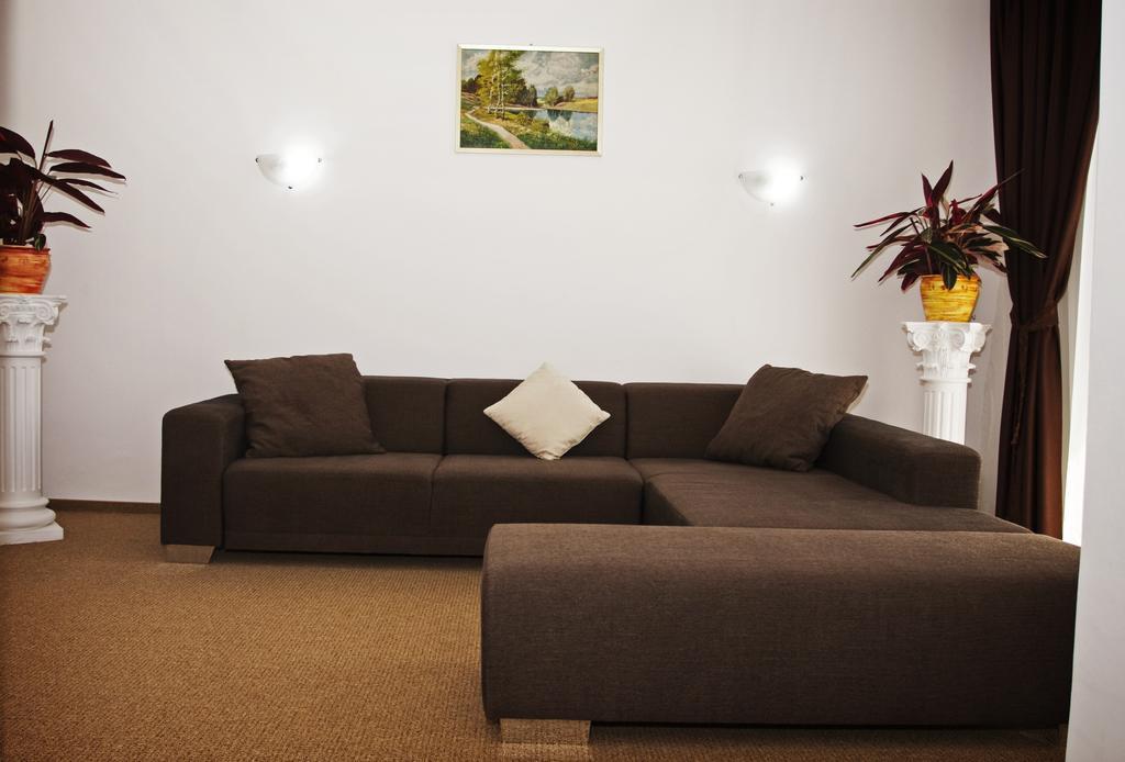 Rhc Royal Hotel Oradea Buitenkant foto